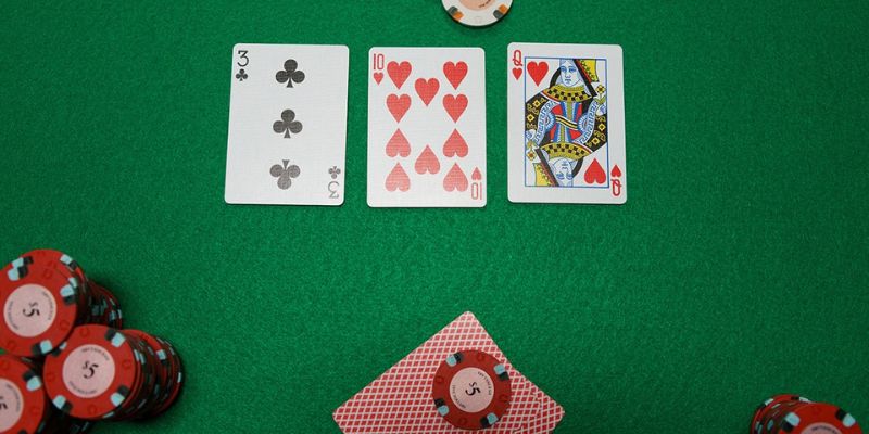 Flop Poker chính là vòng chia 3 lá bài chung đầu tiên trong trò chơi